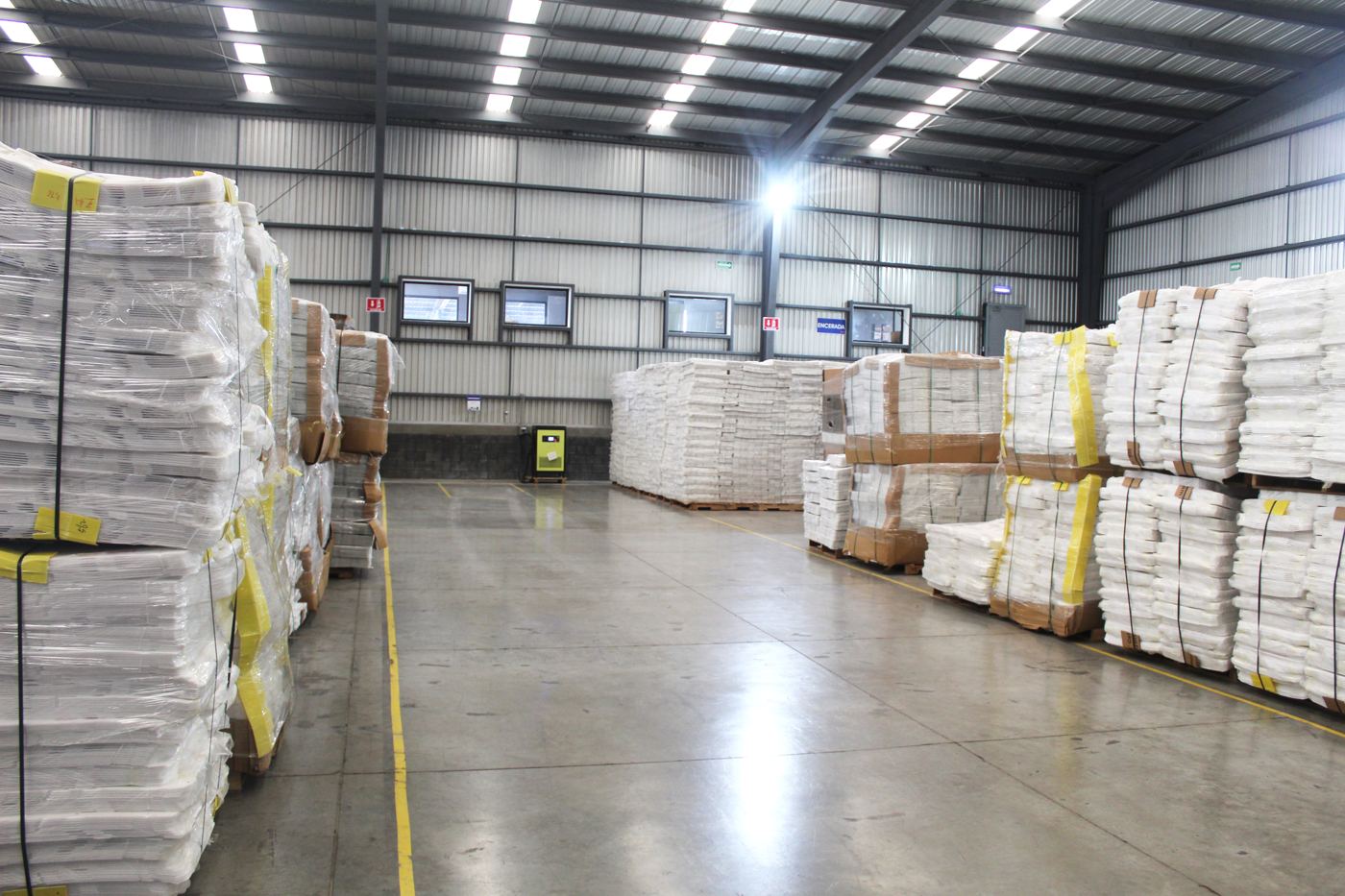 Almacén Mely Packaging con inventario de empaque agrícola en tarimas