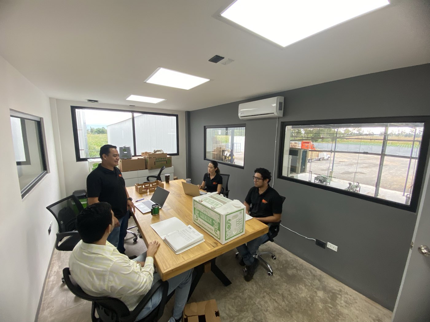 Equipo de Mely Packaging en reunión de coordinación operativa